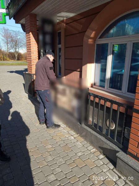 У Тернополі демонтували три рекламні конструкції на вулиці Тарнавського (фото)