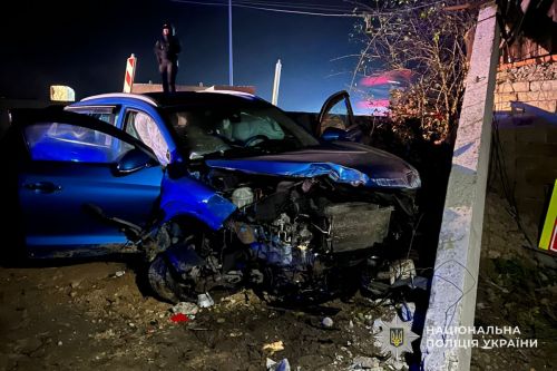 Врізався у відбійник та електроопору: ДТП у Кровинці