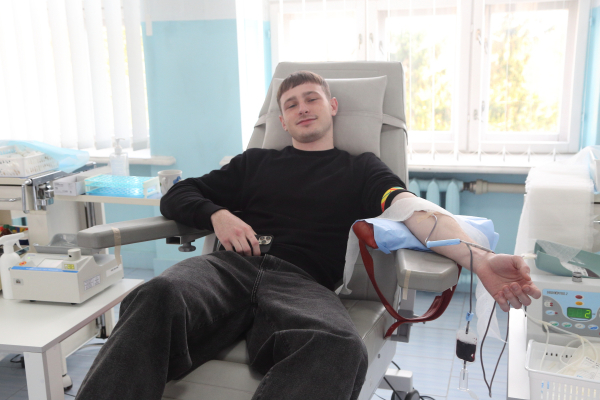 У Тернополі десятки людей здали кров в пам'ять про медика та воїна Івана Попіля (фото)