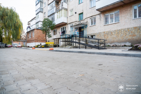 У Тернополі завершили ремонт двору на Клима Савура, 9 (фото)