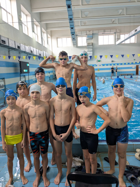 Спортивні досягнення та урок мужності: як тернопільські юні плавці взяли участь у Всеукраїнському турнірі в Ужгороді (фото)