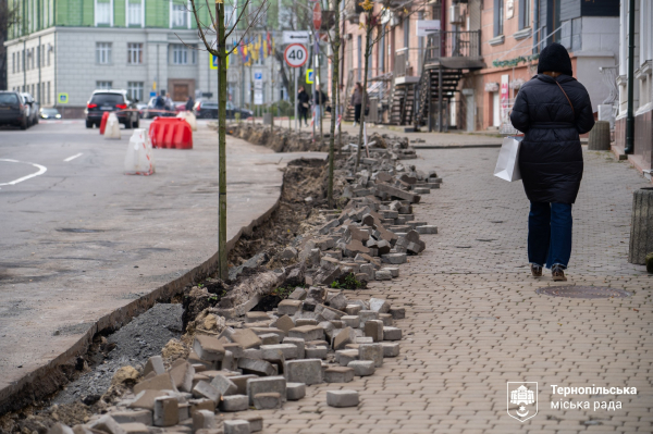 У центрі Тернополя продовжують облаштовувати безбар’єрний простір (фото)