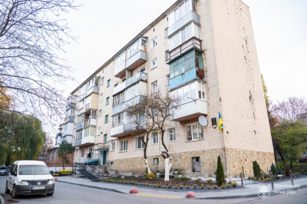 У Тернополі завершили ремонт двору на Клима Савура, 9 (фото)