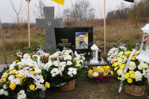 У Лозовій встановили пам’ятник Герою Віталію Німку, тіло якого досі не знайшли (фото)