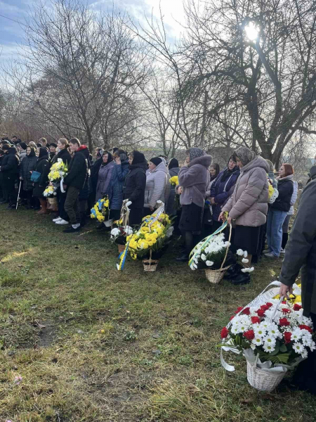 Навіки 37: у Великодедеркальській громаді попрощалися з воїном Андрієм Сосною, якого вважали зниклим безвісти (ФОТО)