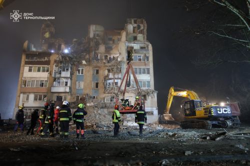 Кількість загиблих внаслідок російського ракетного удару у Тернополі зросла до 28 осіб (відео)