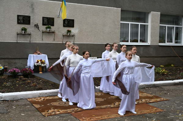 У Лановецькій громаді відкрили меморіальну дошку загиблому захиснику Віктору Шевчуку (фото)