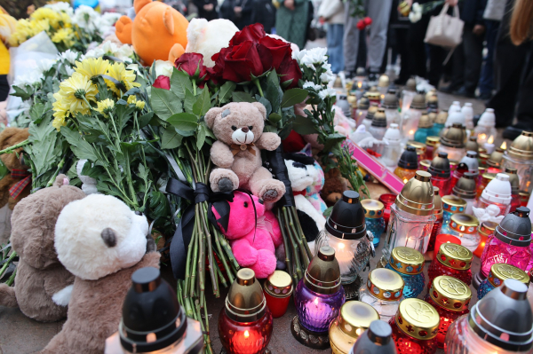 Британські дипломати відвідали місце ракетного удару в Тернополі (фото)