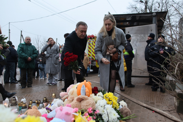 Британські дипломати відвідали місце ракетного удару в Тернополі (фото)