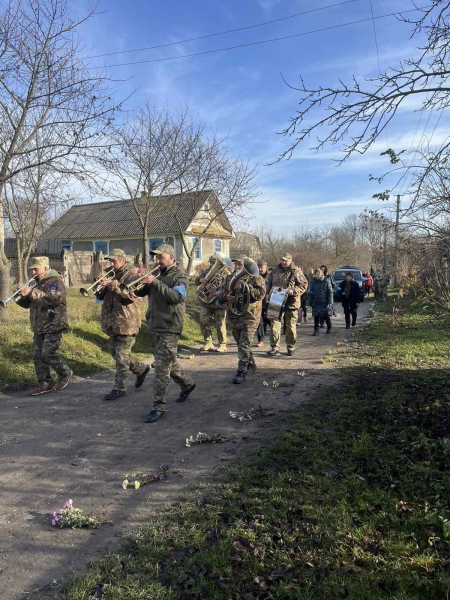 Навіки 37: у Великодедеркальській громаді попрощалися з воїном Андрієм Сосною, якого вважали зниклим безвісти (ФОТО)