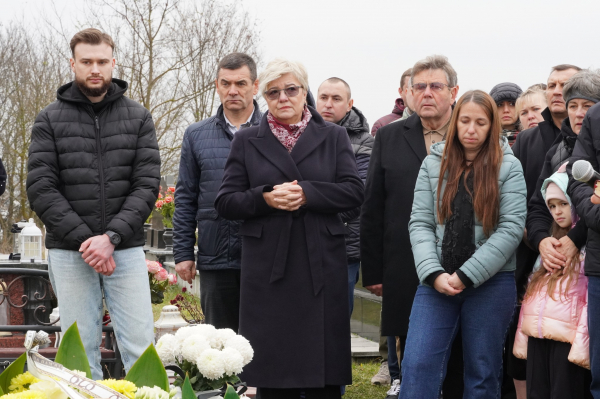 У Лозовій встановили пам’ятник Герою Віталію Німку, тіло якого досі не знайшли (фото)