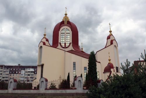 Вирили котлован, зрізали дерева і загородили територію біля храму в Тернополі (ВІДЕО)