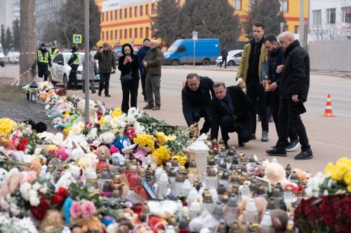 Міжнародні партнери відвідали місце ракетного удару в Тернополі та пообіцяли підтримку постраждалим родинам (фото)