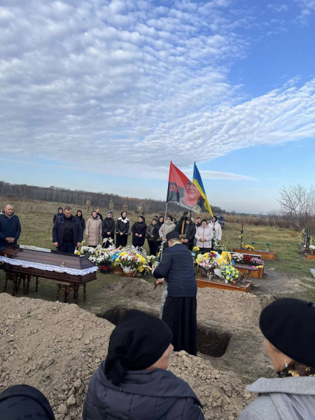 Навіки 37: у Великодедеркальській громаді попрощалися з воїном Андрієм Сосною, якого вважали зниклим безвісти (ФОТО)