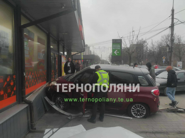 Жінка на червоному «Фіаті» врізалась у магазин «Копійочка» в Тернополі (ФОТО, ВІДЕО)