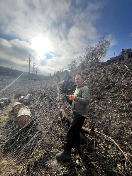 Тернополяни допомагали з облаштуванням оборонних рубежів на передовій (фото)