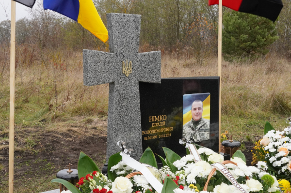 У Лозовій встановили пам’ятник Герою Віталію Німку, тіло якого досі не знайшли (фото)