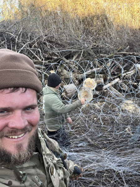 Тернополяни допомагали з облаштуванням оборонних рубежів на передовій (фото)