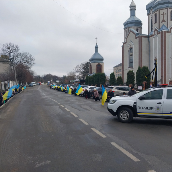 Навколішки у Борщівській громаді зустріли тіло полеглого Героя Володимира Ткача (ФОТО)