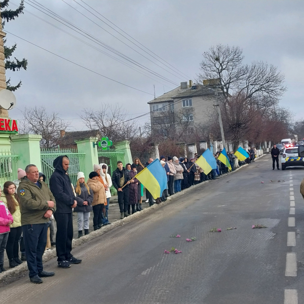 Навколішки у Борщівській громаді зустріли тіло полеглого Героя Володимира Ткача (ФОТО)