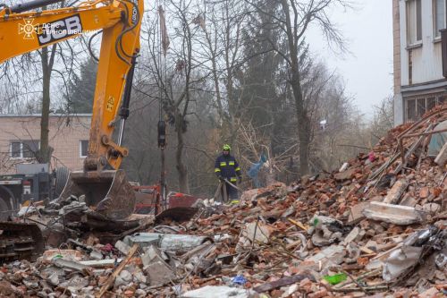 Рятувальники у Тернополі продовжують пошук людей під завалами багатоповерхівки (фото)
