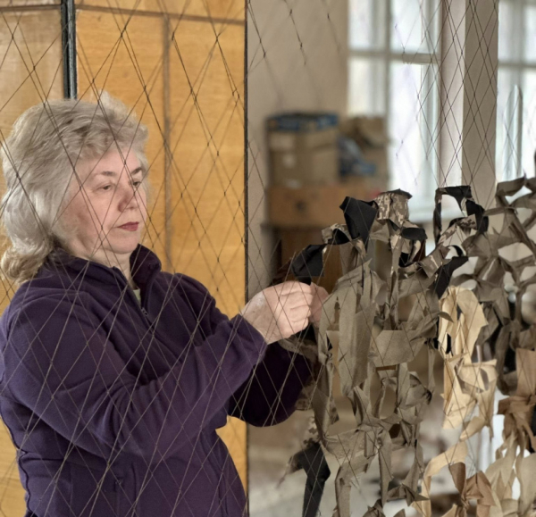 У Тернопільському міському територіальному центрі плетуть маскувальні сітки для військових (фото)