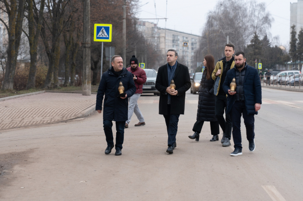 Міжнародні партнери відвідали місце ракетного удару в Тернополі та пообіцяли підтримку постраждалим родинам (фото)