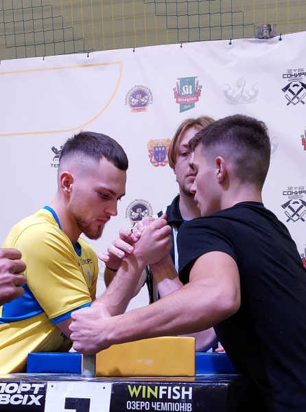 Студент ТНТУ виборов дві срібні медалі на чемпіонаті з армрестлінгу в Тернополі (фото)