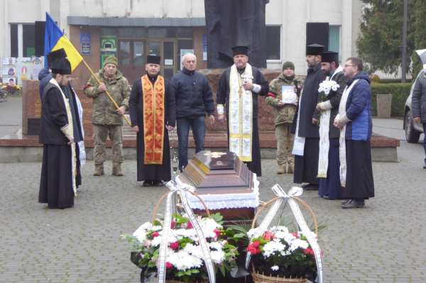 У Шумській громаді зустріли тіло загиблого захисника Романа Шупінського (фото)