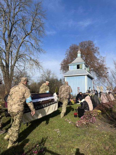Навіки 37: у Великодедеркальській громаді попрощалися з воїном Андрієм Сосною, якого вважали зниклим безвісти (ФОТО)