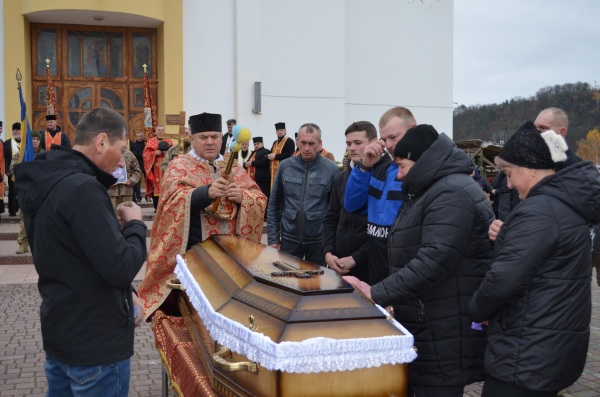 Рідні голосили над домовиною: на Чортківщину привезли тіло воїна Дмитра Бабкіна (фото)