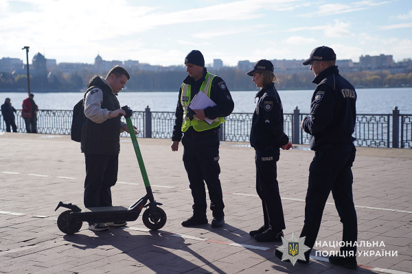 З водіями електросамокатів у Тернополі спілкуються поліцейські (ФОТО)