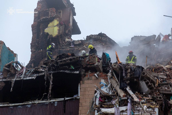 Рятувальники у Тернополі продовжують пошук людей під завалами багатоповерхівки (фото)