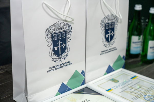 Міжнародні партнери відвідали місце ракетного удару в Тернополі та пообіцяли підтримку постраждалим родинам (фото)