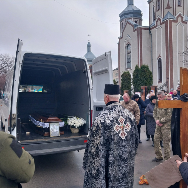 Навколішки у Борщівській громаді зустріли тіло полеглого Героя Володимира Ткача (ФОТО)