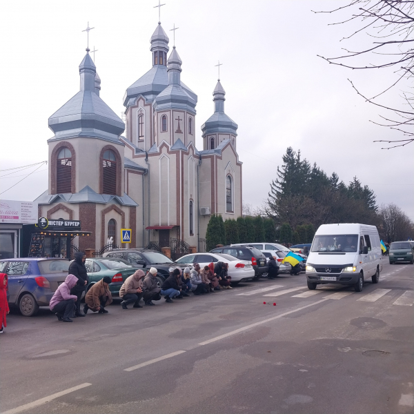 Навколішки у Борщівській громаді зустріли тіло полеглого Героя Володимира Ткача (ФОТО)