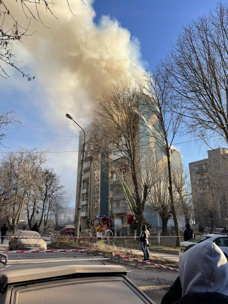Рятувальники у Тернополі продовжують пошук людей під завалами багатоповерхівки (фото)