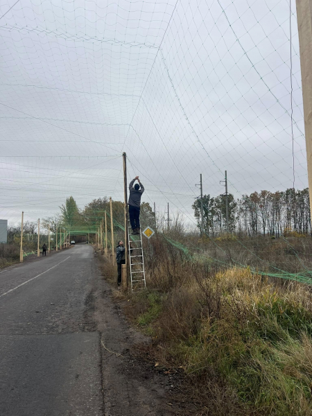 Тернополяни допомагали з облаштуванням оборонних рубежів на передовій (фото)