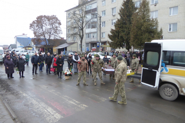 У Шумській громаді зустріли тіло загиблого захисника Романа Шупінського (фото)