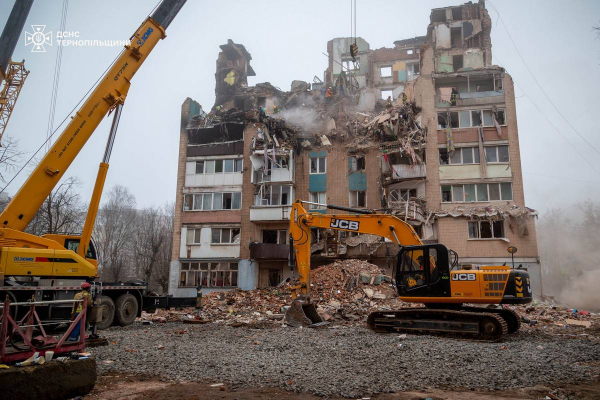 Рятувальники у Тернополі продовжують пошук людей під завалами багатоповерхівки (фото)