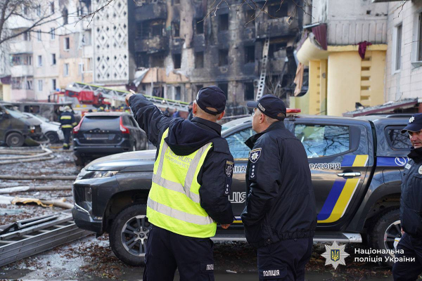 На спецлінію 102 від жителів Тернополя вже надійшло 288 повідомлень про зникнення рідних, пошкоджене майно та інші наслідки російської атаки (фото)