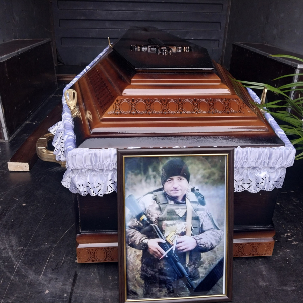 Навколішки у Борщівській громаді зустріли тіло полеглого Героя Володимира Ткача (ФОТО)