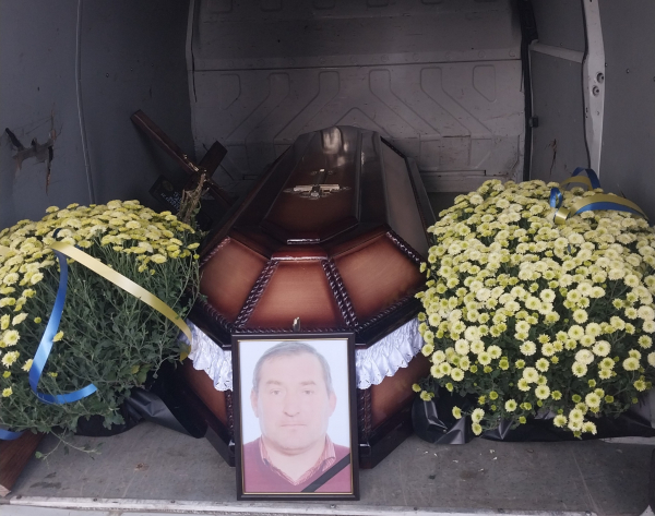 На колінах у Борщеві зустріли полеглого воїна Андрія Баб’юка (ФОТО)