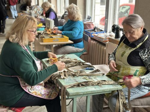 У Тернопільському міському територіальному центрі плетуть маскувальні сітки для військових (фото)