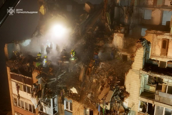 Рятувальники у Тернополі продовжують пошук людей під завалами багатоповерхівки (фото)