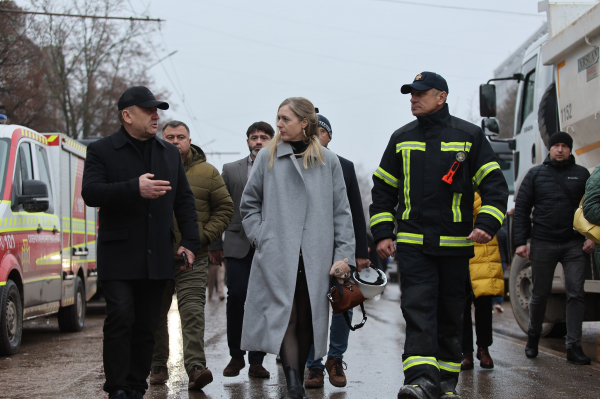Британські дипломати відвідали місце ракетного удару в Тернополі (фото)