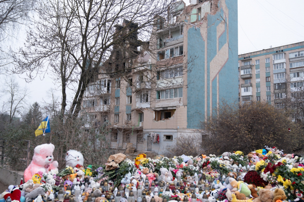 Міжнародні партнери відвідали місце ракетного удару в Тернополі та пообіцяли підтримку постраждалим родинам (фото)