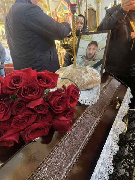 Навіки 37: у Великодедеркальській громаді попрощалися з воїном Андрієм Сосною, якого вважали зниклим безвісти (ФОТО)