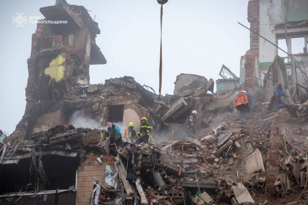 Рятувальники у Тернополі продовжують пошук людей під завалами багатоповерхівки (фото)