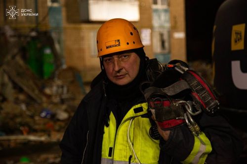 Понад 230 рятувальників із 9 регіонів України розшукують під завалими у Тернополі 22 людини, - Зеленський